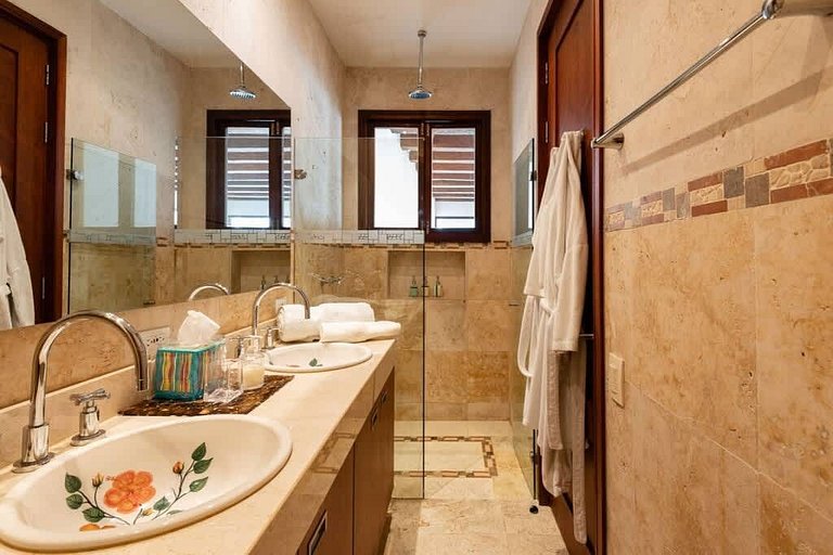 Walled City Haven – Private Pool & Rooftop Jacuzzi