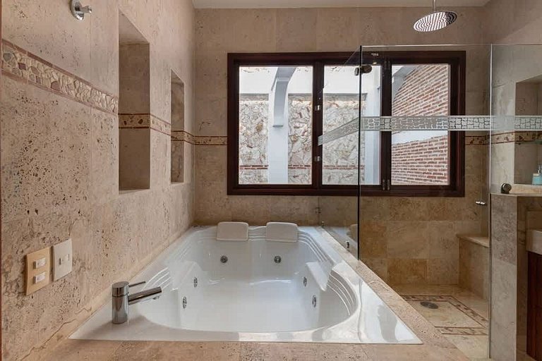 Walled City Haven – Private Pool & Rooftop Jacuzzi