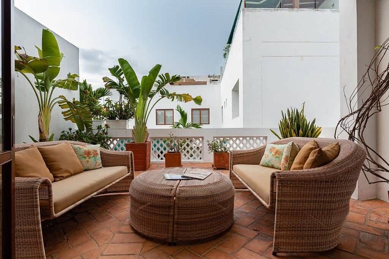 Walled City Haven – Private Pool & Rooftop Jacuzzi