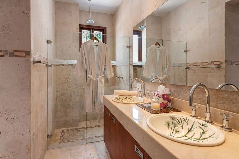 Walled City Haven – Private Pool & Rooftop Jacuzzi