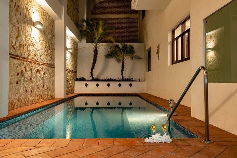 Walled City Haven – Private Pool & Rooftop Jacuzzi