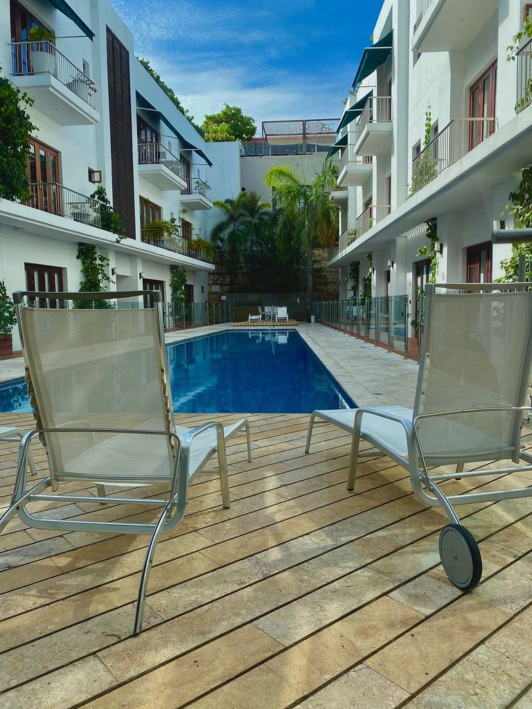 Walled City Haven – Private Pool & Rooftop Jacuzzi