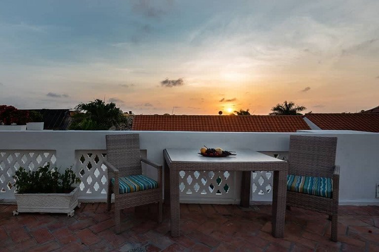 Walled City Haven – Private Pool & Rooftop Jacuzzi