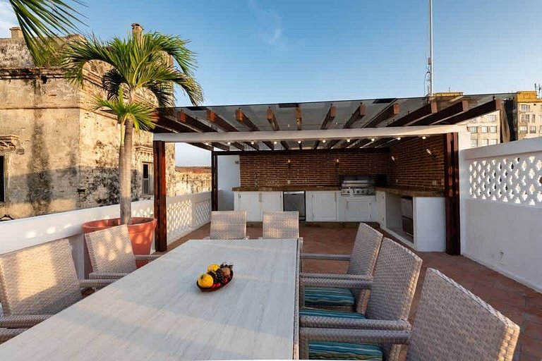 Walled City Haven – Private Pool & Rooftop Jacuzzi