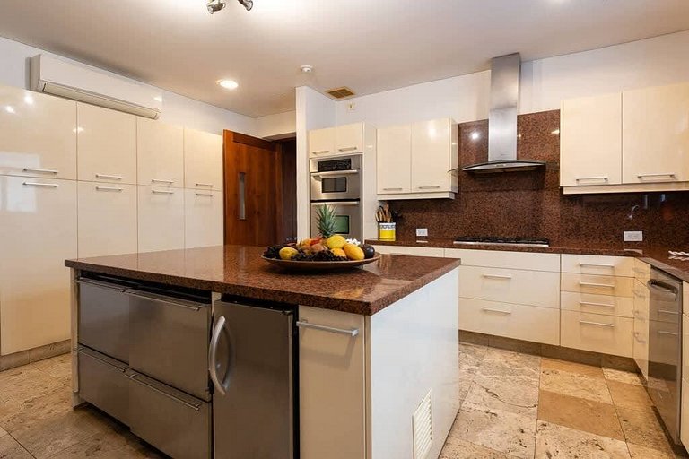 Walled City Haven – Private Pool & Rooftop Jacuzzi