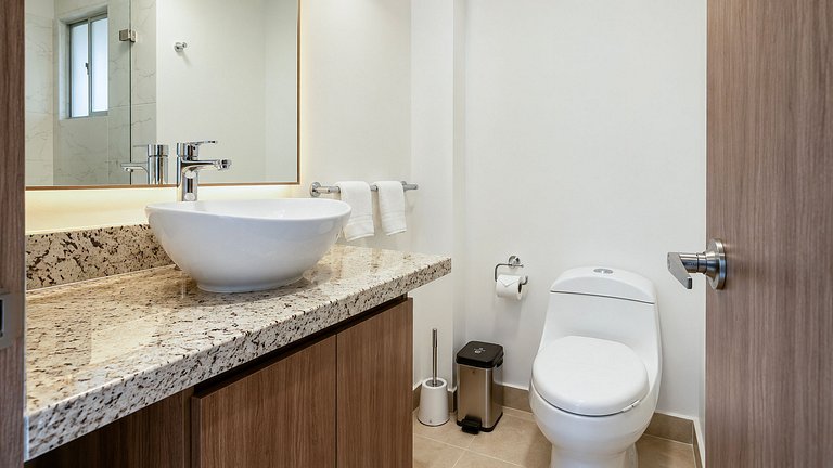 Modern 2BR Apt in Serena del Mar with Balcony